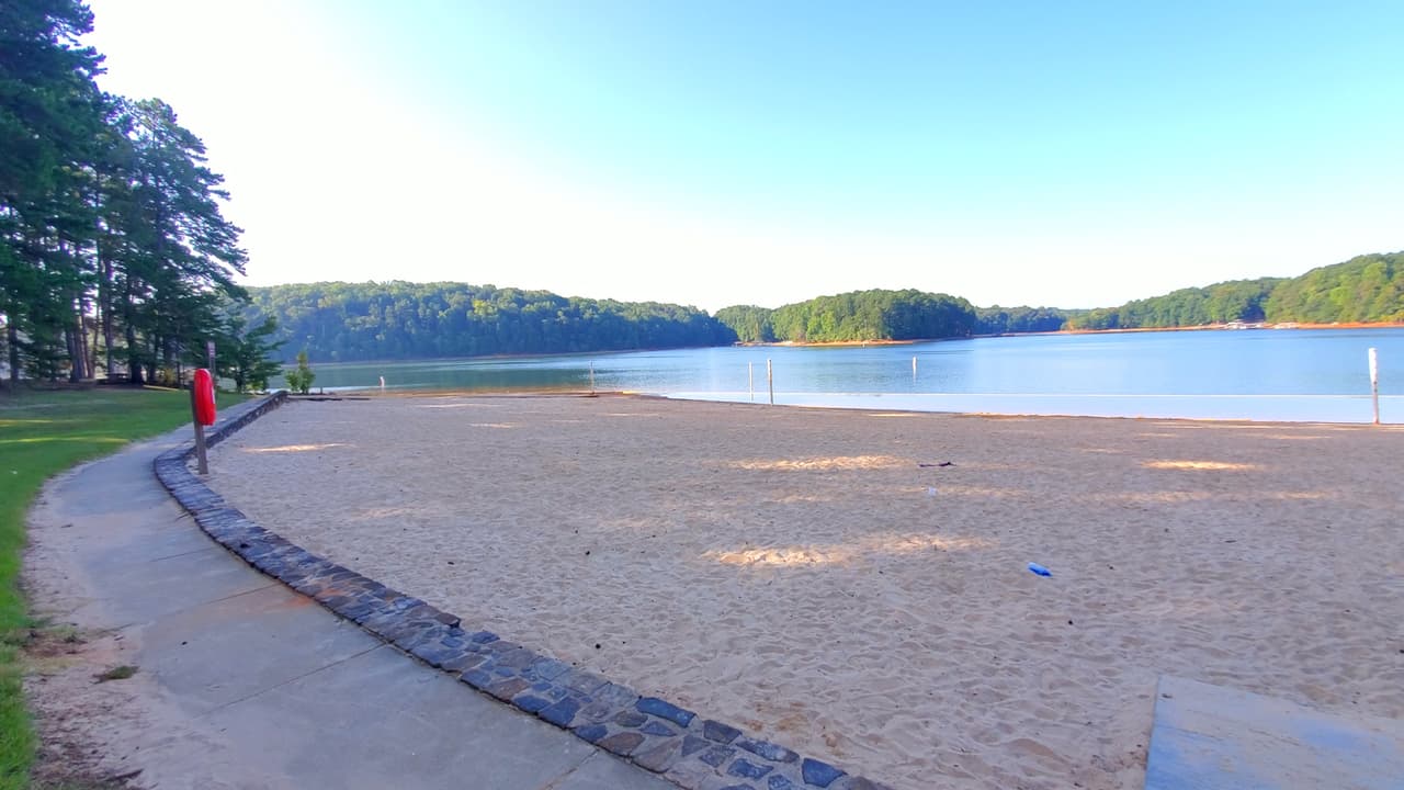 Entre estas destacan nadar y practicar deportes acuáticos en una playa.