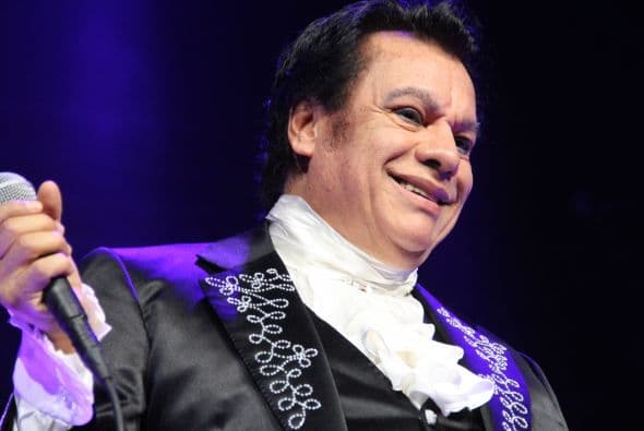 El Divo de Juárez, Juan Gabriel, hizo retumbar Phoenix con su música, su voz y sus bailes, enloqueciendo a miles de fans que llenaron el US Airways Center. Con un "¡Viva México!", Juanga arrancó su gira de conciertos del tour "Volver" ante un auditorio repleto que respondió con la misma pasión. Este ícono mexicano deleitó al público con sus grandes éxitos como "Querida", "El Noa Noa", "Inocente pobre amigo," y "Amor Eterno" entre muchos otros. El cantante se entregó por entero a sus seguidores, quienes cantaron, bailaron, lloraron y hasta aprovecharon para tomarse una selfie en un espectáculo que fue divertido y emotivo a la vez.
