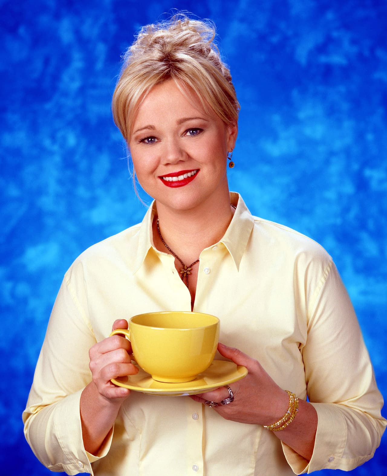 La popular serie contó con un gran elenco, como Caroline Rhea que dio vida a Hilda Spellman, la tía exéntrica que apoyaba a Sabrina en todas sus aventuras.