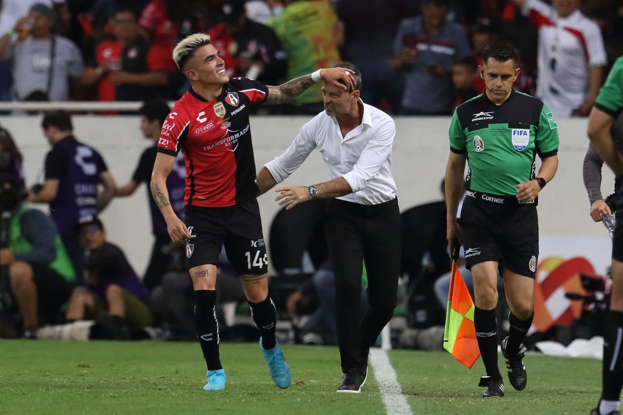 Luego de media hora sin emociones, Luis Reyes despertó al Jalisco al abrir a la banda y rematar el centro con la frente para el 1-0 de Atlas.