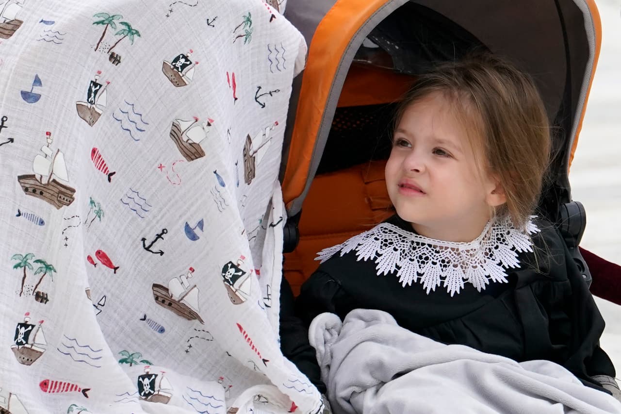 Decenas de niños han llevado al funeral referencias al famoso collar de la magistrada, y la icónica imagen ‘Notorious RBG’.