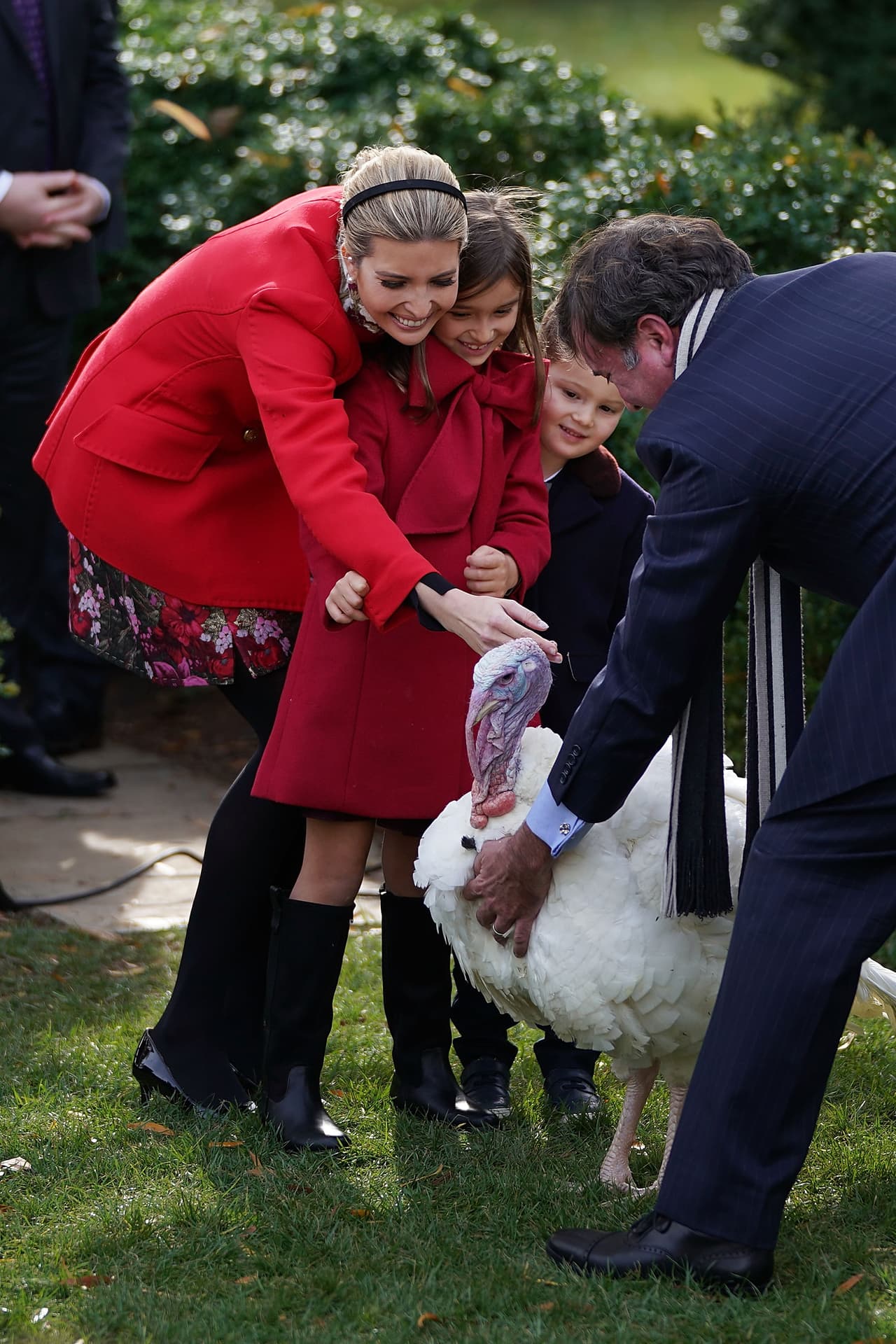 Su hija Ivanka y sus nietos Joseph y Arabella acariciaron a Drumstick, indultado por el presidente.