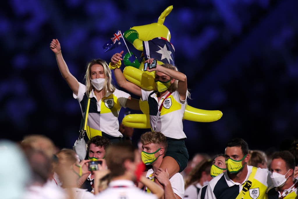 Los atletas de los distintos países que todavía quedaban en Tokio asistieron al evento. En la imagen se pueden ver a miembros de la delegación de Australia, país que quedó en el sexto lugar en el medallero, por detrás de Estados Unidos, que ganó el primer puesto, seguido por China, Japón, Gran Bretaña y el Comité Olímpico ruso.