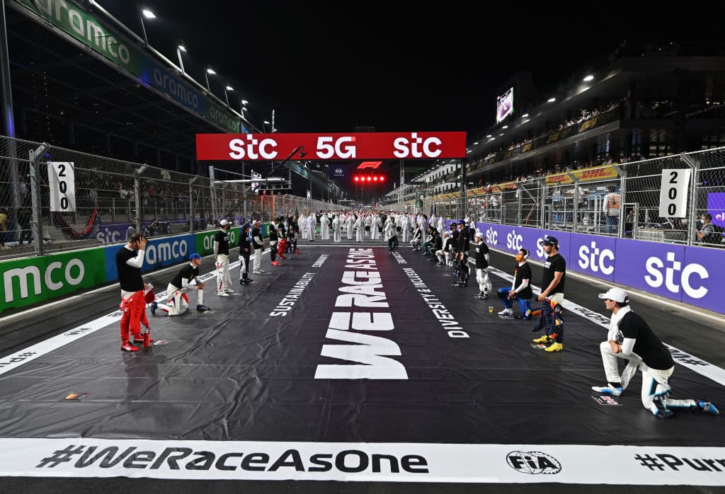 Una carrera demasiado accidentada donde Lewis Hamilton se lleva la victoria en la penúltima carrera del año. Max Verstappen de Red Bull se lleva la segunda posición y Valteri Bottas rebasó a Ocon en los últimos metros, quedando en tercera posición en el Gran Premio de Arabia Saudita; Sergio Pérez quedó fuera de la carrera tras un choque con Leclerc.