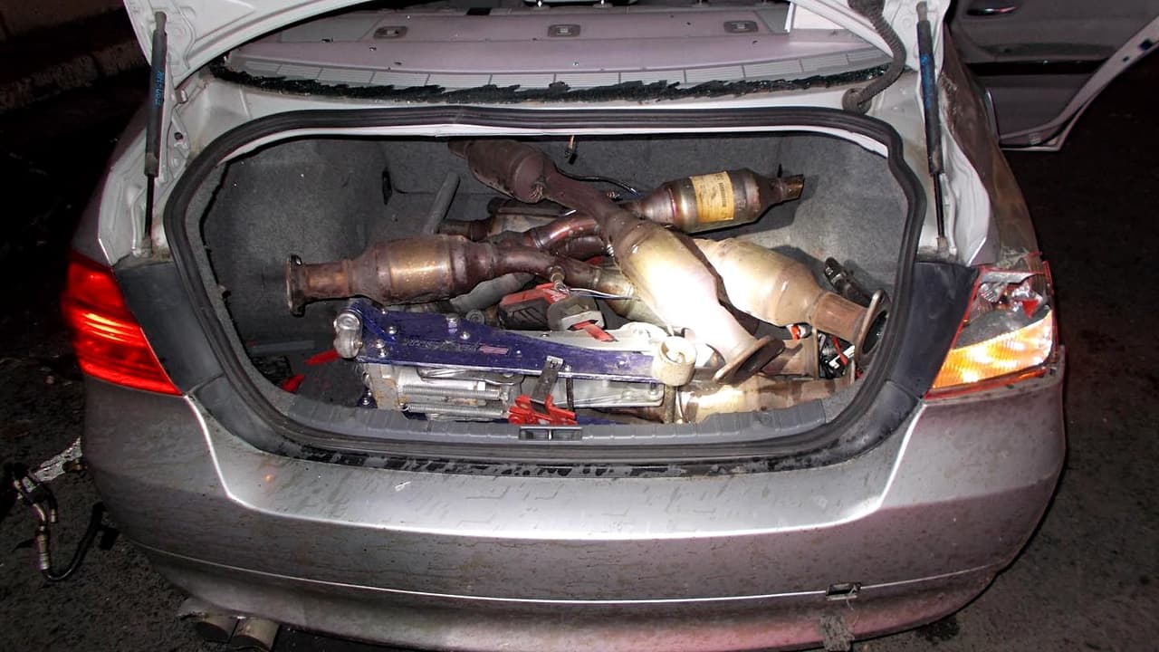 ¿Por qué hay interés en 
<a href="https://www.univision.com/local/dallas-kuvn/ofrecen-equipos-para-grabar-convertidores-cataliticos-en-bedford-y-contrarrestar-los-robos-video">robar convertidores catalíticos</a>? Autoridades han informado que estas autopartes son vendidas a chatarreros, de aquí viene la ganancia para los ladrones.