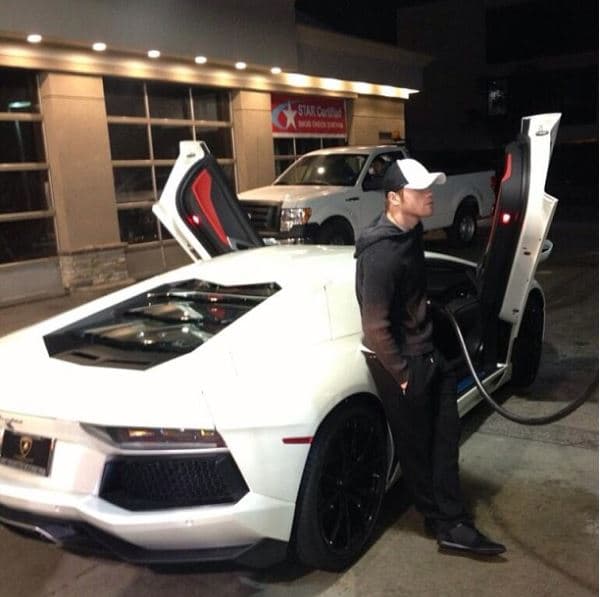 <b>Saúl 'Canelo' Álvarez</b>
<br>El 
<b><a href="http://www.univision.com/temas/lamborghini">Lamborghini</a></b> propiedad del pugilista dispone de un motor V12 de 6.5 litros generador de 700 caballos de fuerza y 509 libras-pie de torque, con una aceleración máxima de 217 mph.