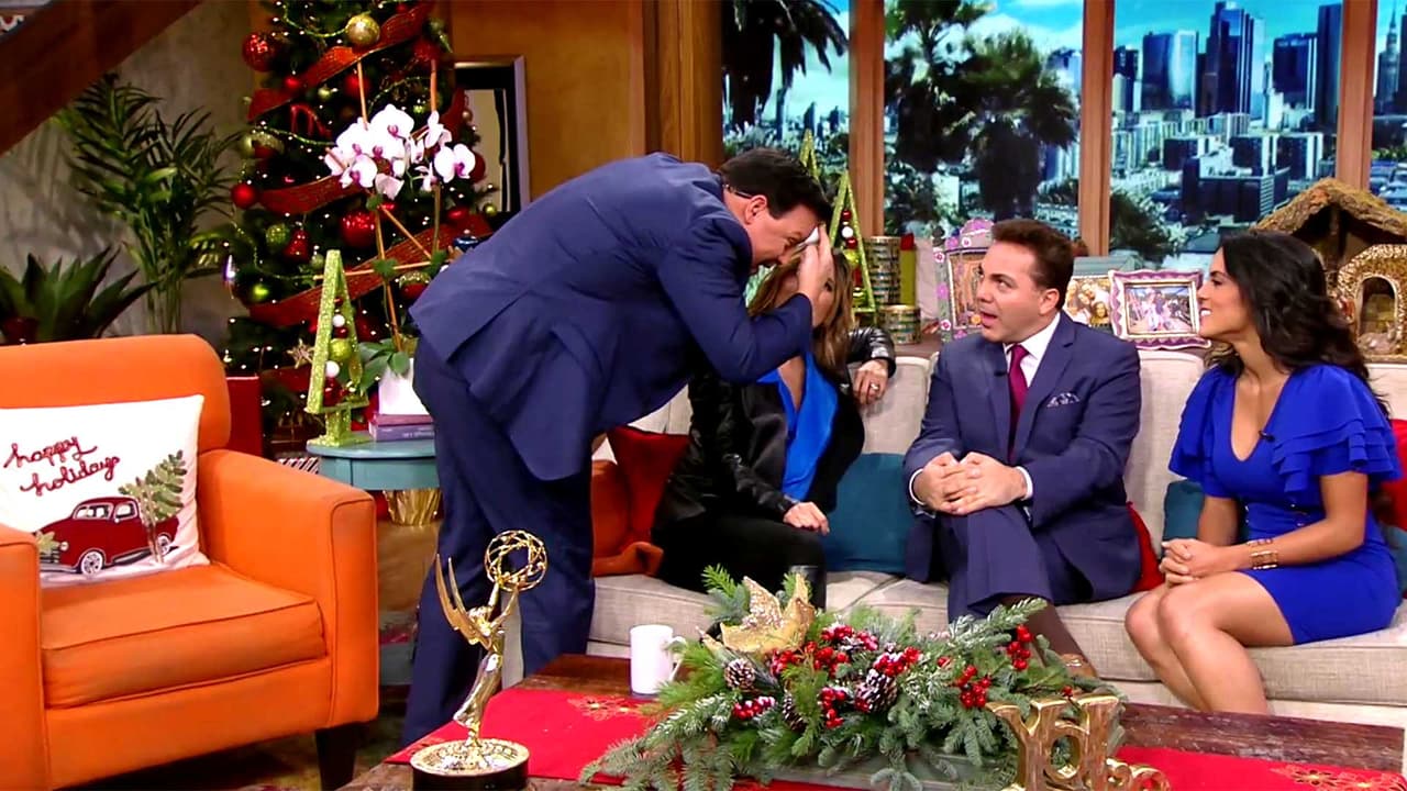 El intérprete de 'Azul' no dejó de bromear con los conductores, como fue el caso de Raúl González a quien le preguntó sobre el tinte de cabello que utiliza.