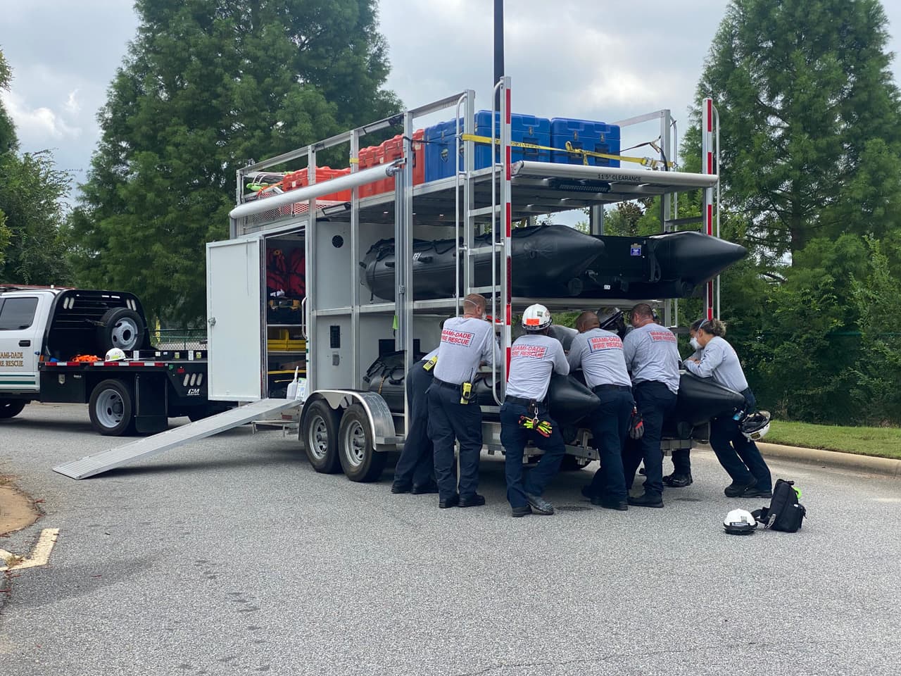 45 rescatistas del cuerpo de bomberos de Miami-Dade están listos para ayudar a los posibles afectados del huracán Ida.