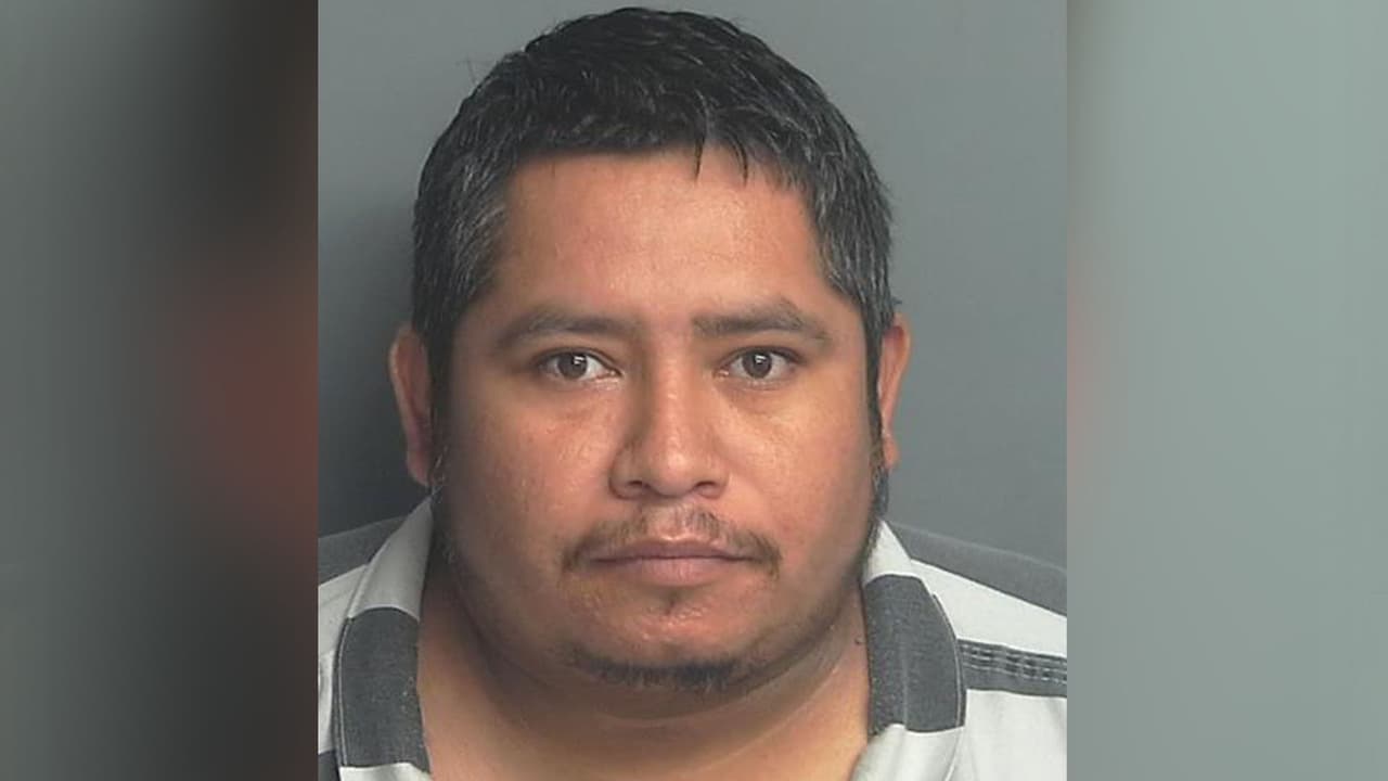 Sergio Luis Palmillas-Cruz, es sospechoso de conducir bajo los efectos del alcohol con un niño, menor de 15 años en el vehículo.