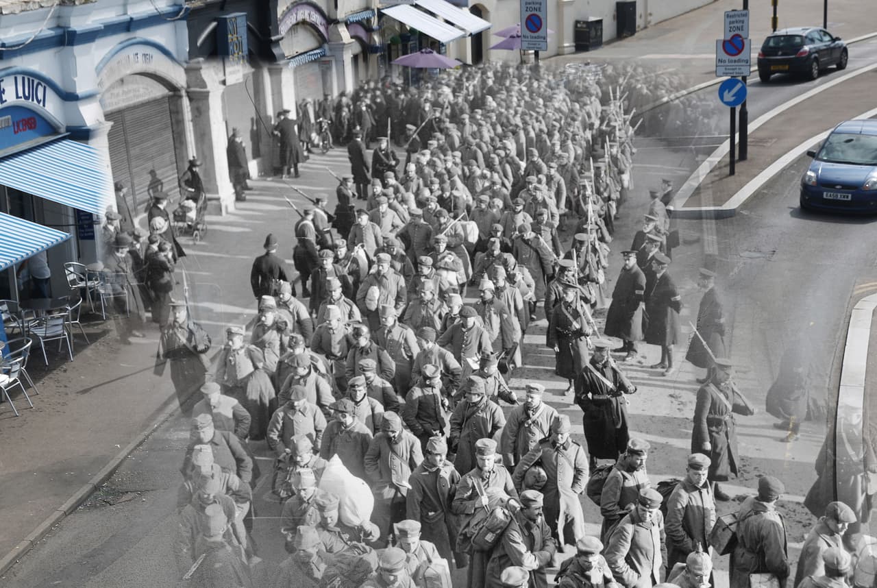 <b>Southend on Sea, Inglaterra (1914-2014). </b>Dos imágenes superpuestas de una calle del puerto inglés tomadas con un siglo de diferencia. En la foto de hace 100 años un grupo de prisiones de guerra alemanes es escoltado por el ejército británico.