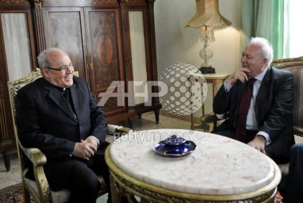 8 de julio. El entonces canciller español Miguel Angel Moratinos anuncia que su país recibirá a los 52.