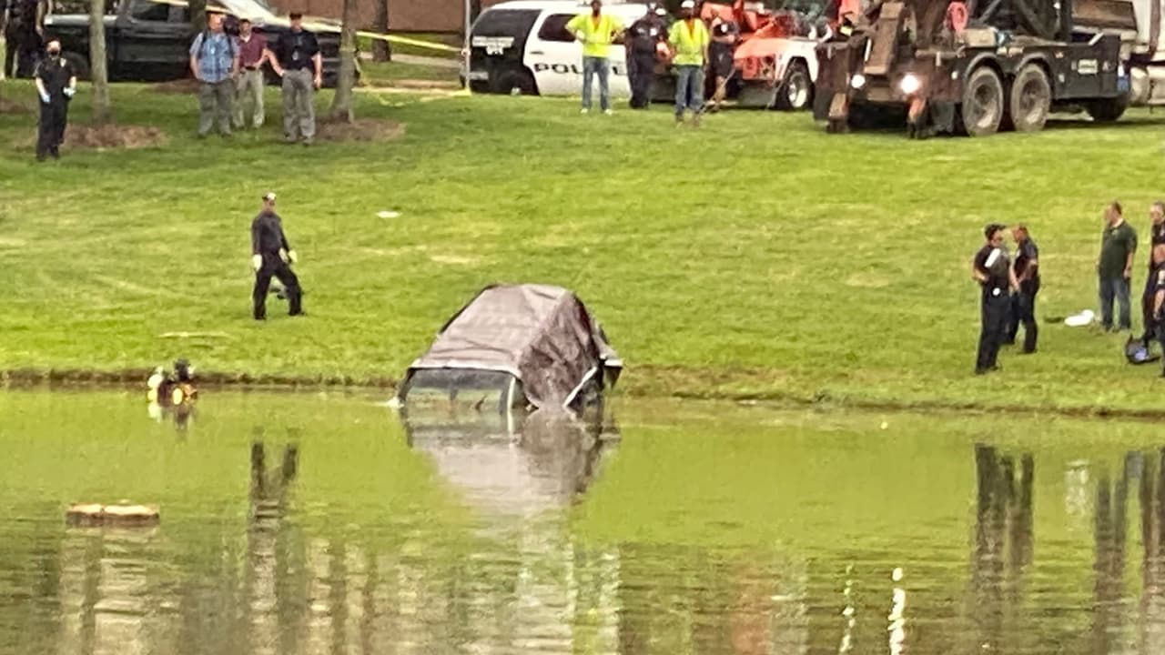 Con una grúa y apoyados con buzos lograron sacar el vehículo sumergido en
<b><a href="https://www.google.com/maps/place/Village+of+Reflection+Bay+Recreation+Center/@29.5591351,-95.6880224,10z/data=!4m5!3m4!1s0x8640996342704b43:0x936d174a9ae1bc9c!8m2!3d29.5591318!4d-95.4078657?hl=en" target="_blank">Reflection Bay y North Clear Lake,</a></b> en el area de Shadow Creek Ranch en Pearland.