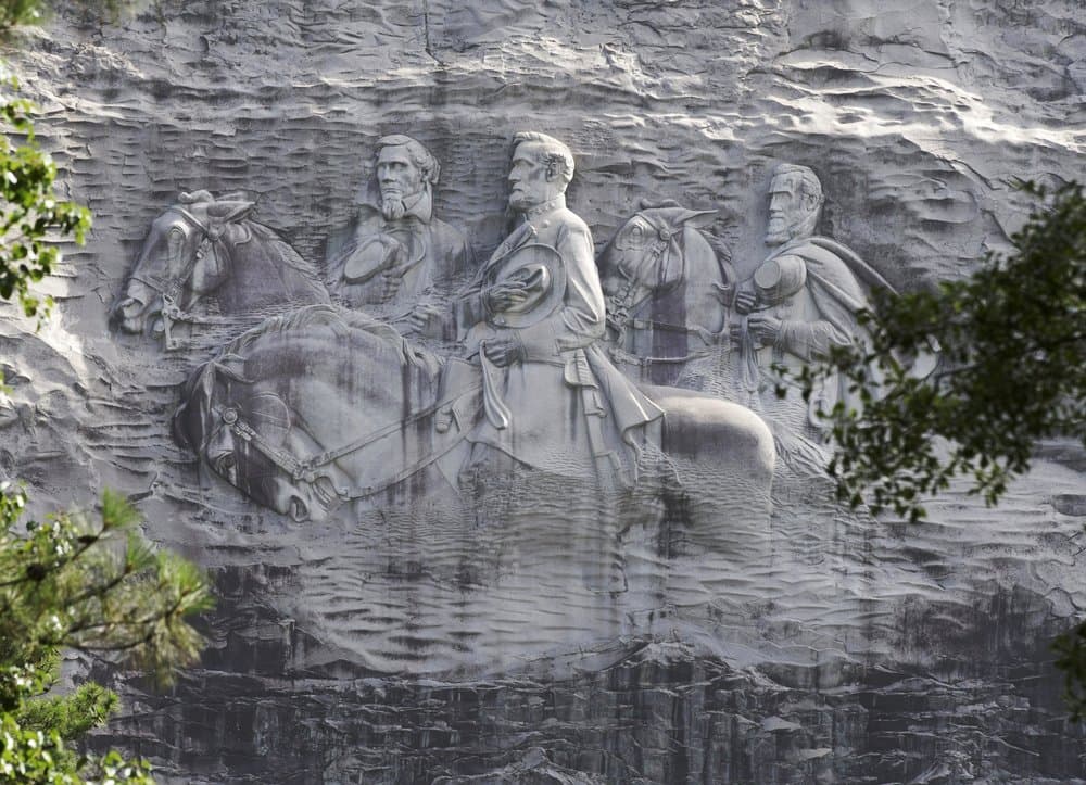 Stone Mountain Park tiene una escultura que representa al general Robert E. Lee, al presidente confederado Jefferson Davis y al general Thomas J. “Stonewall” Jackson. La imagen tallada en la montaña de granito es el monumento confederado más grande jamás creado.