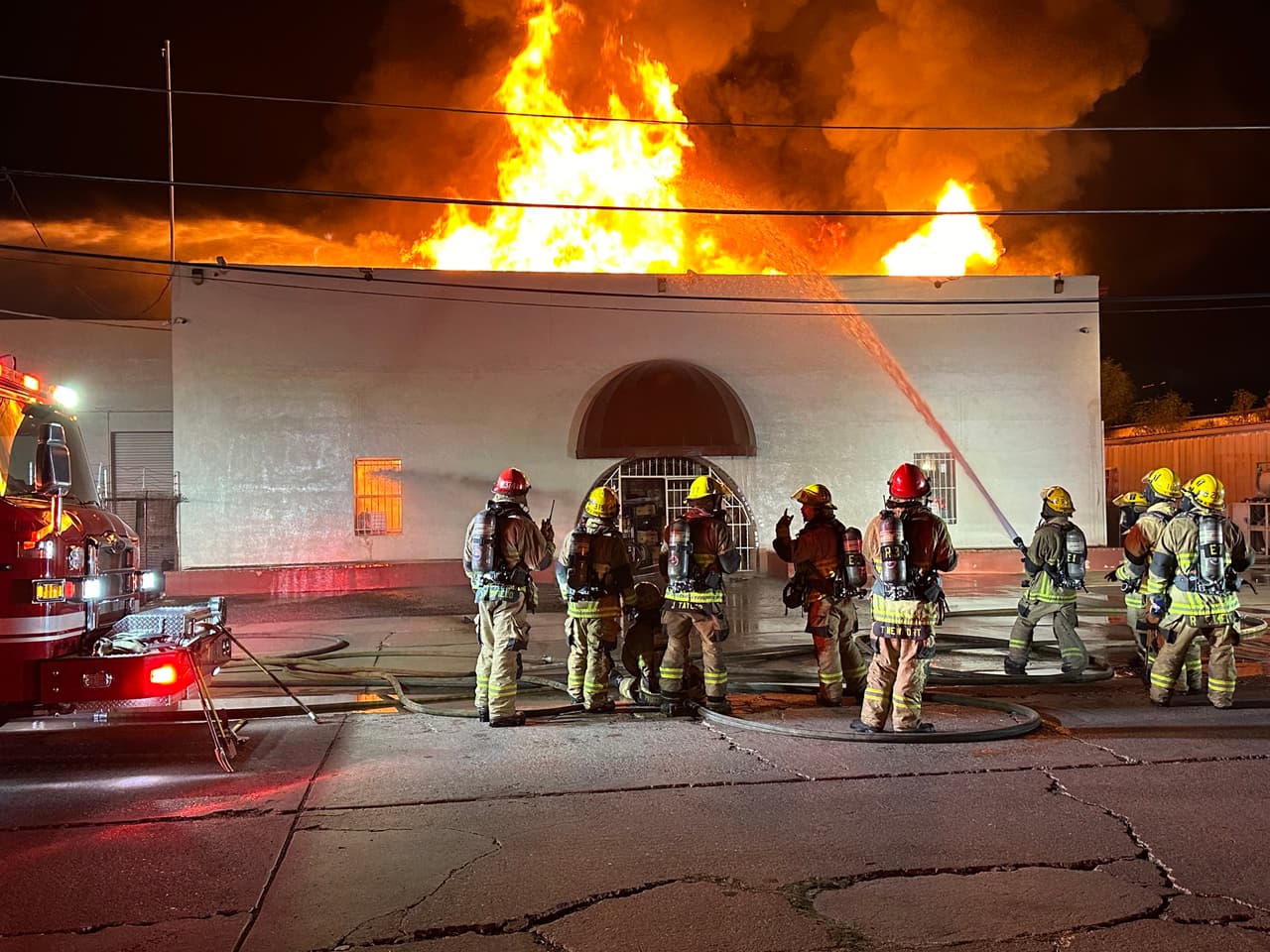 El incendio se reportó al Departamento de Bomberos alrededor de las 12:01 a.m. en una estructura ubicada cerca de 13th Aveniue y Roosevelt.
