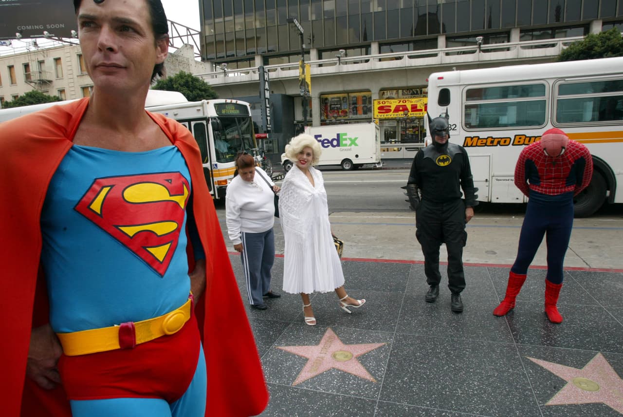 Los Ángeles apuesta por limitar los artistas ambulantes de Hollywood 