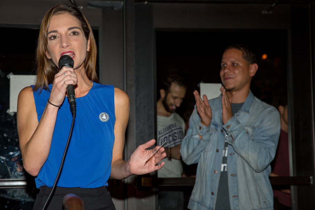 Julia Salazar, la nueva estrella de los 'demócratas progresistas' tiene una confusa historia personal