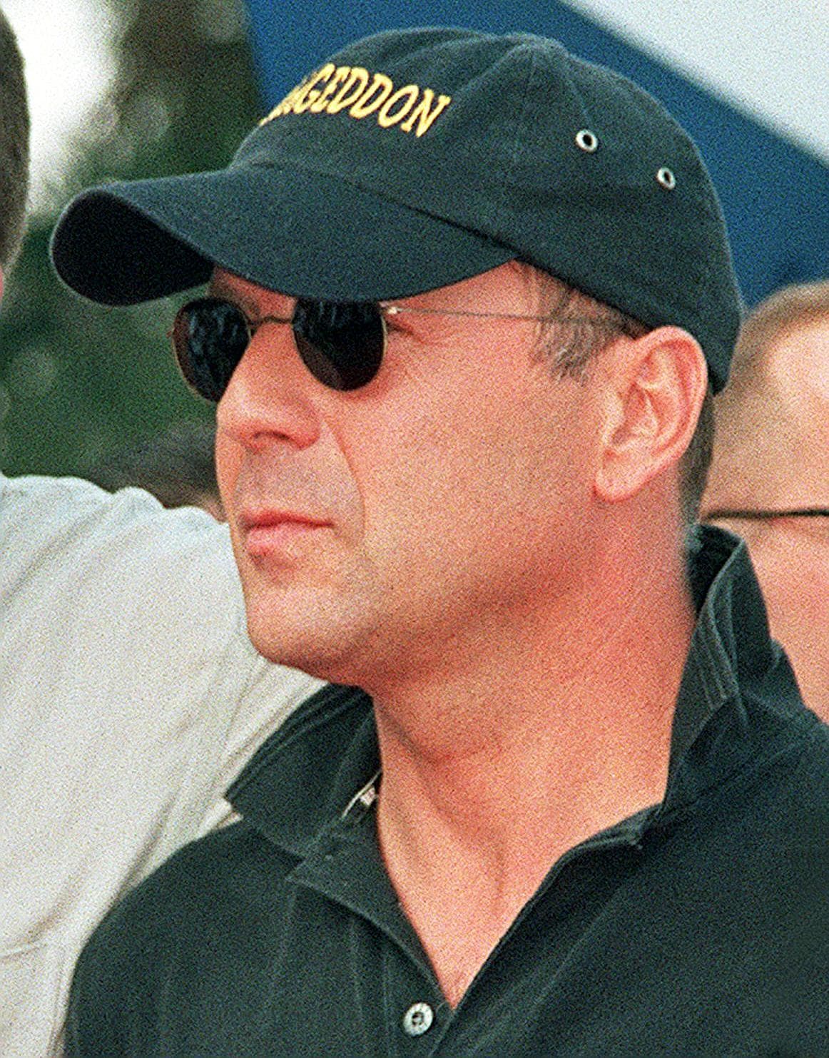 Bruce Willis en Armageddon Quien no recuerda la escena en la que el actor se sacrifica por la salvación del mundo y también por su hija, al salvar al amor de su vida para que ella sea feliz. En esta película destacamos cuando se despide de ella por vía telefónica y seguro a ti se te hace un nudo en la garganta que culmina en: pásenme un pañuelo desechable.