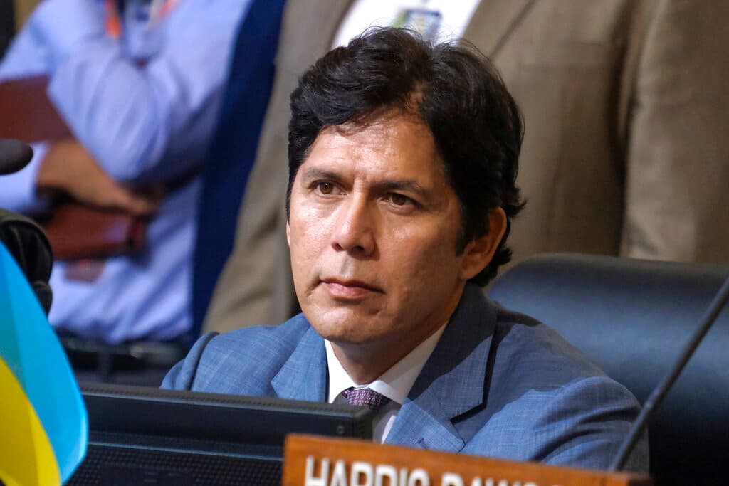 Lanzan proceso para destituir al Concejal de Los Ángeles Kevin de León