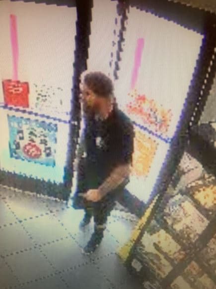 La mañana de este jueves 14 de abril un oficial recibió un disparo y se encuentra en el hospital. La policía dice que Cowan huyó.