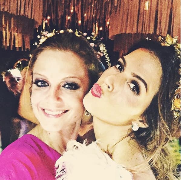 Ana Layevska asistió junto a su esposo. 'Cuando el amor nos contagia a todos... hermosa boda de @claudiaalvarezo y @billyrovzar felicidades...' compartió en sus redes sociales.