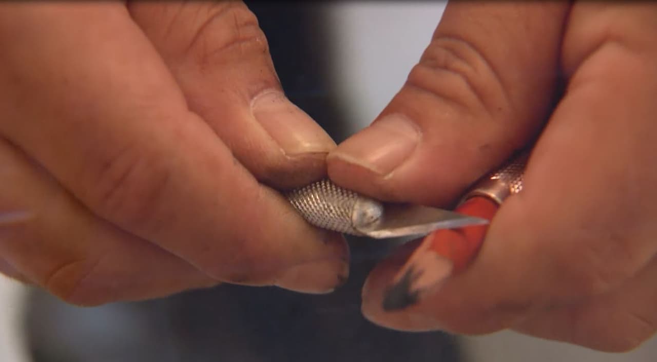 Por eso, en su trabajo tridimencional usa las mismas cajas que cargaron las frutas de estos campesinos las cuales se convierten en piezas de arte.