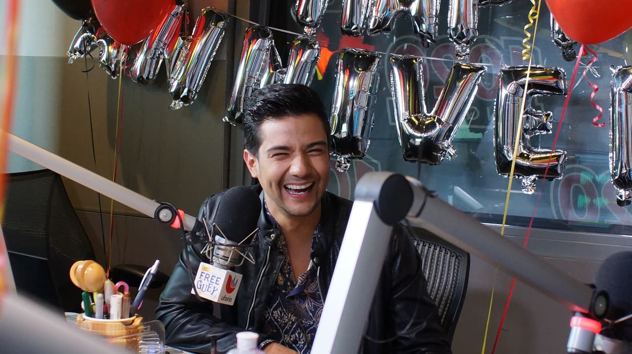 El joven cantante se divirtió con las ocurrencias de los locutores y les deseó un feliz aniversario, además de presentarles su nuevo sencillo: 
<b>'Para No Acordarme De Ella'</b>.