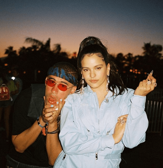 Así, Karol G se suma a la moda que recientemente han presumido Bad Bunny y Rosalía, otros nominados a Premios Juventud.