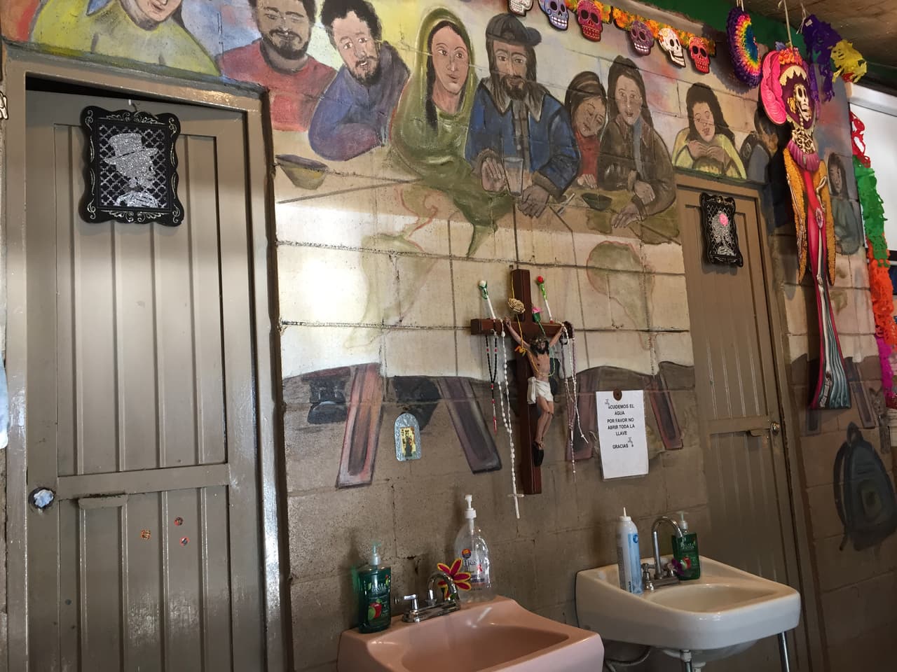 Los migrantes pueden asearse en el lugar, allí les entregan una bolsa con artículos de aseo.