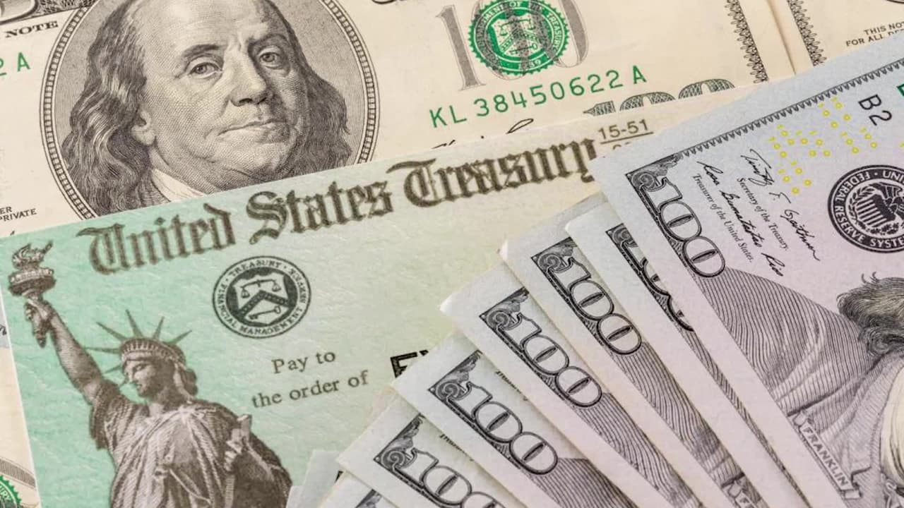 Quienes no tienen una cuenta bancaria asociada a sus reembolsos de impuestos estatales, recibirán la ayuda económica en una tarjeta de débito.