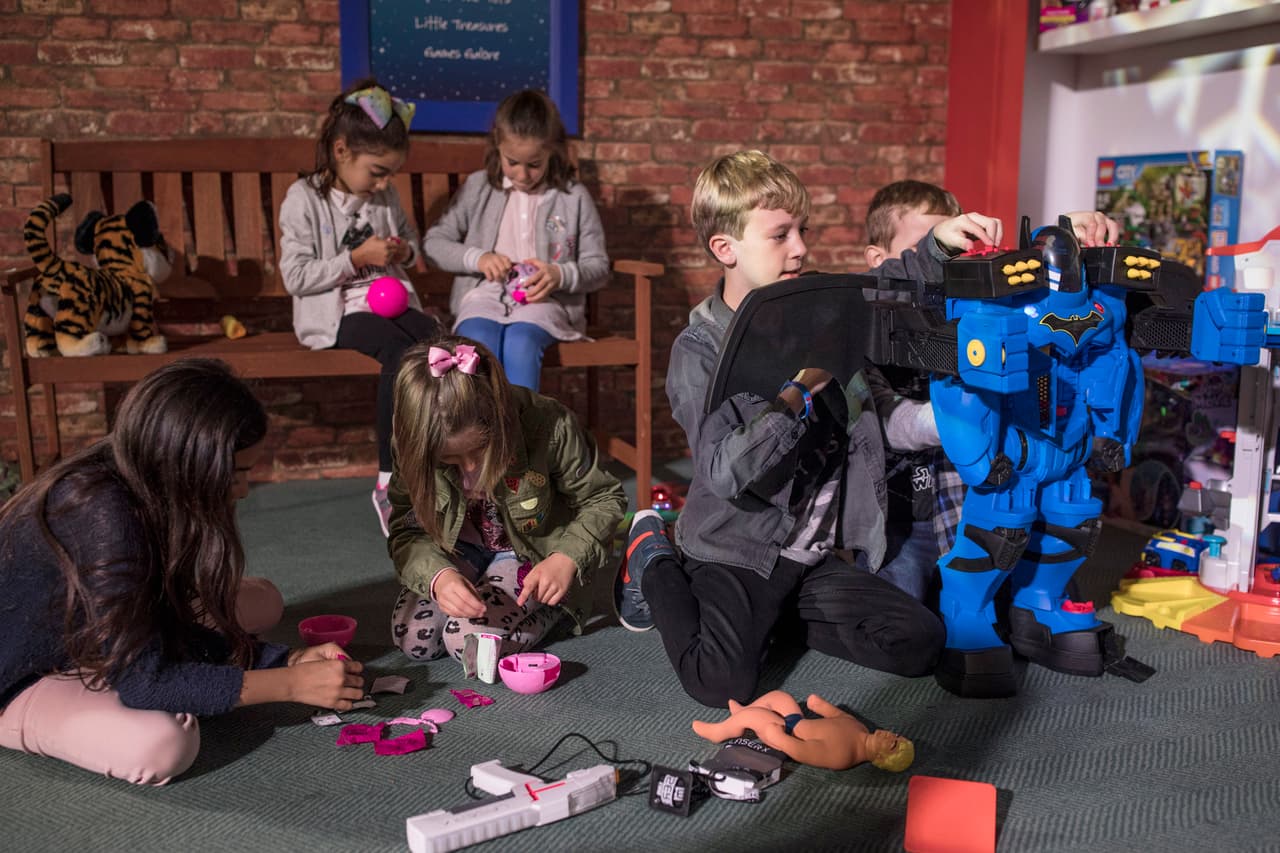 La Comisión para la Seguridad de los Productos del Consumidor se encarga de proteger a la población de riesgos de lesiones o muerte asociados al uso de miles de productos, incluidos los juguetes para bebés y niños. Para evitar accidentes, constantemente emiten
<a href="https://www.cpsc.gov/safety-education/safety-guides/toys">alertas y recomendaciones</a> para padres y cuidadores.