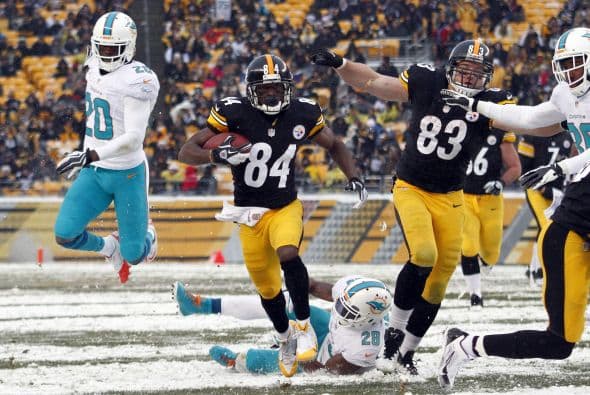 Los fanáticos de los Dolphins ya no hablan de la controversia Incognito/Martin, ni si Ireland o Philbin estarán con el equipo en el 2014, sino que pasan horas calculando… ¡porque tenemos chance de ir a los playoffs! Al principio de la temporada, y sobre todo, después de perder -casi deshonrosamente- contra Tampa Bay y Buffalo, los comentarios sobre Miami eran negativos. Qué si las novatadas, qué si Tannenhill, qué si el running game, qué si la línea ofensiva, que si… qué se yo… Pero ahora, las cosas han cambiado y solo se mencionan las posibilidades que tenemos de jugar en enero. ¡Ay, bendito! Bueno, después de este encontronazo con los portadores de las terribles toallas amarillas, donde salimos vencedores … por media pulgada… 34-28, ya todo me parece posible. Arriba Tannenhill (20 de 33, para 200 yds); arriba Wake and Odrich; arriba Thomas (105 yds, un TD en 16 acarreos); arriba Clay con sus dos TD y arriba Philbin, que mantiene el invicto en la revisión de las jugadas (obtuvo el cambio de “incomplete pass” a TD de Hartline). ¡Arriba, Dolphins, seguimos cuesta arriba!