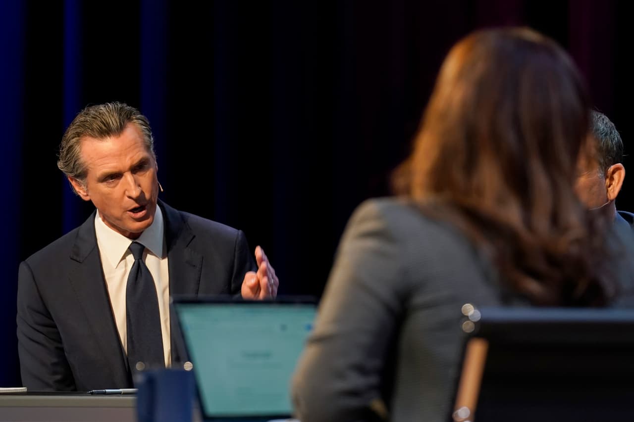 Newsom apenas ha hecho campaña en California este año, aunque ha gastado en anuncios para desafiar a los líderes republicanos de Florida y Texas, posibles oponentes en una elección presidencial. “Los californianos comunes entienden lo que está sucediendo aquí en California y el gobernador está enfocado en postularse para presidente”, dijo Dahle durante un debate coordinado por KQED News. 
<br>