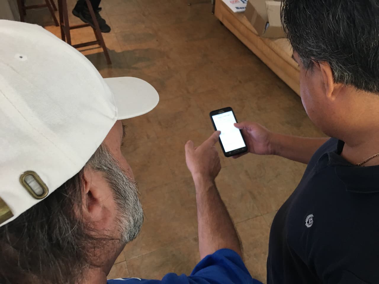 La campaña de Sanders está equipado con una aplicación especial de proselitismo en los teléfonos, llamada MiniVAN 8, la cual lo guía hacia los hogares de los posibles votantes de Sanders. Pero, debido al brote de coronavirus, la campaña canceló todos los eventos de proselitismo en los últimos días.