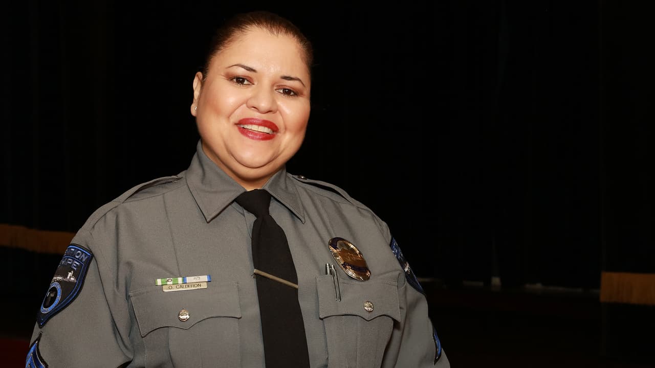 Ella se crió en Eloy, Arizona, y estuvo trabajando en el Departamento de Policía de Tempe, Arizona. Además, tiene 44 años de edad.