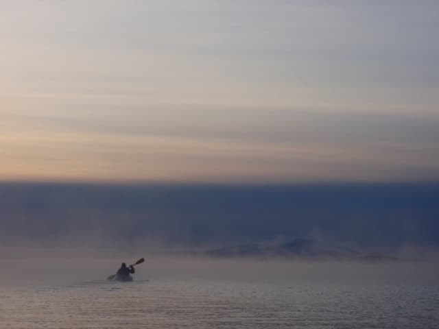 El Parque Nacional y Reserva del Lago Clark fue creado para proteger la belleza natural del área (volcanes, glaciares, ríos y cascadas), las poblaciones de peces y fauna silvestre, las cuencas hidrográficas esenciales para el salmón rojo y el estilo de vida tradicional de los residentes locales. El paisaje espectacular del lago Clark ofrece una verdadera experiencia de vida silvestre para quienes lo visitan.
<br>