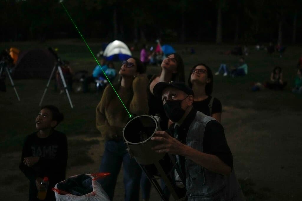 Personas reunidas en Caracas, Venezuela, para ver la coincidencia de la superluna, el eclipse lunar y la luna de sangre.