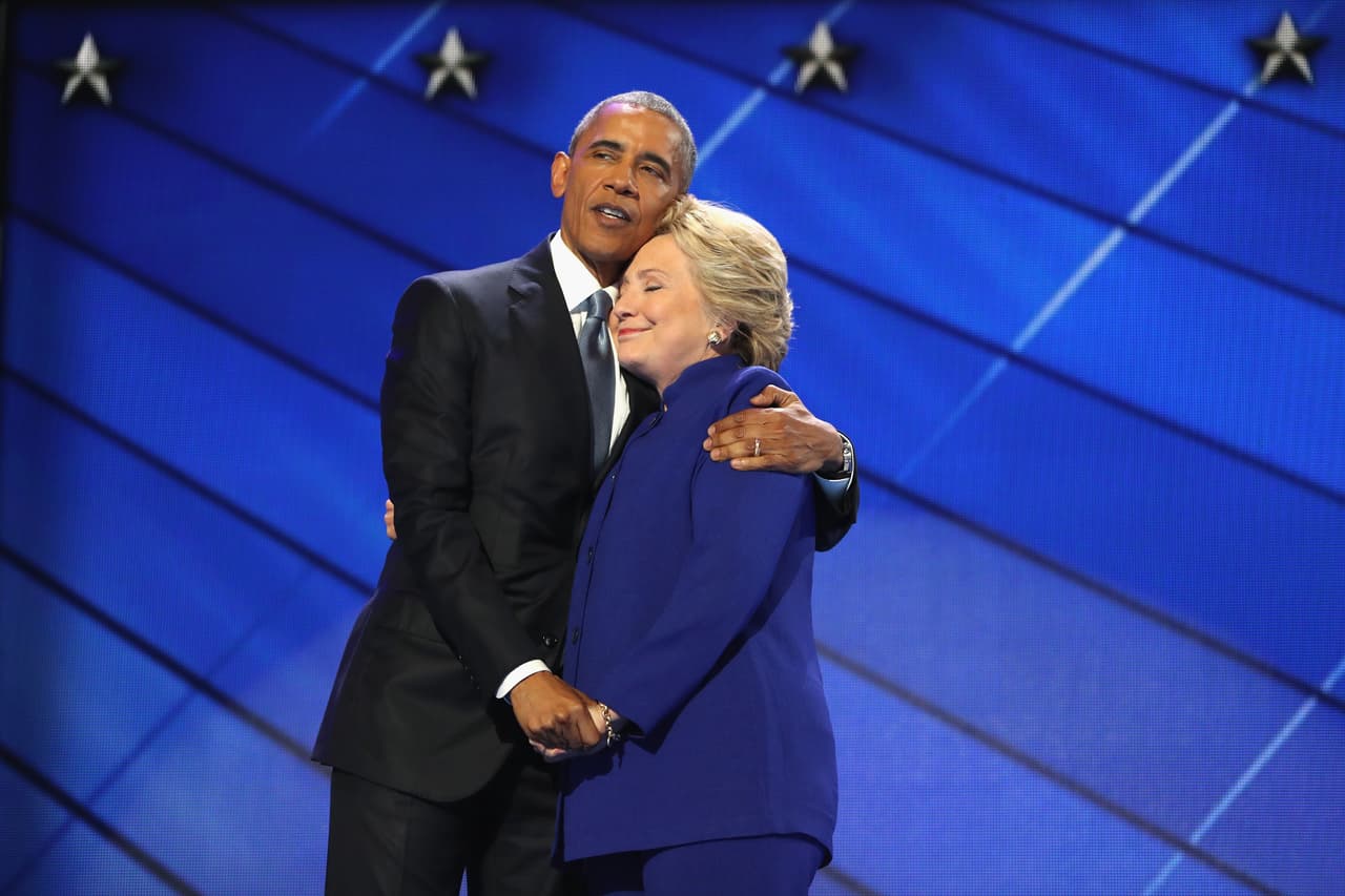 <b>El hombro del presidente</b>. "Nunca ha habido un hombre o mujer –ni yo, ni Bill, ni nadie– más preparado que Hillary Clinton para ser presidente", aseguró Barack Obama en la convención demócrata. El mandatario realizó un poderoso discurso en Filadelfia contra Donald Trump y sobre la esencia de Estados Unidos como un país de inmigrantes abierto, diverso y optimista. Desde entonces la presencia de Obama en la campaña ha sido constante. 27 de julio de 2016.