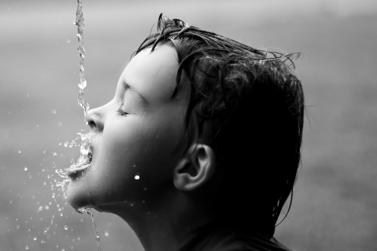 Los niños expuestos a niveles elevados de plomo pueden experimentar una reducción del funcionamiento intelectual, del desempeño académico, de la capacidad de resolver problemas, desorden de atención, agresión e hiperactividad.