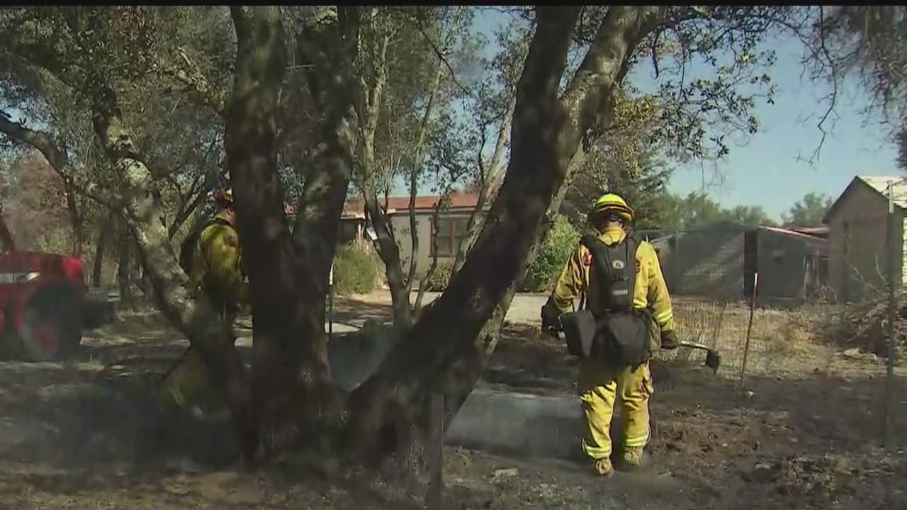 Bomberos luchan por controlar incendio en el Condado Calaveras