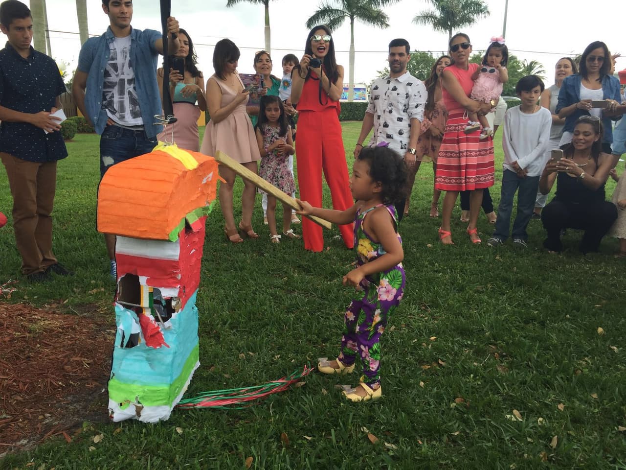 Nuestra primera reina celebró el primer cumpleaños del pequeño Matteo por todo lo alto con una divertida temática circense. Rodeados de amigos y familiares Alejandra y Aníbal lucieron felices junto a su hijo en una celebración que jamás olvidarán.