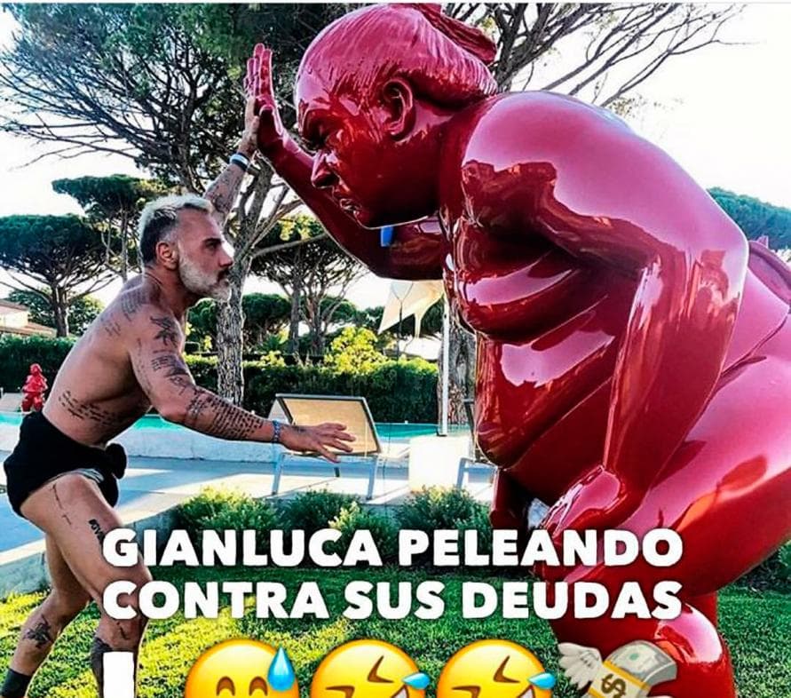 Los internautas han aprovechado todas las imágenes que hicieron famoso al italiano para burlarse de él.