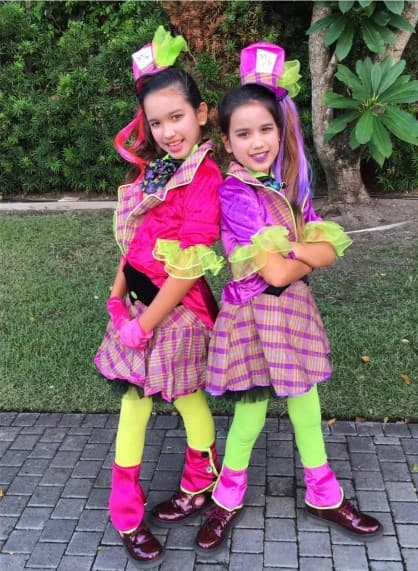 Antonella y Michaella, las hijas de Karla Martìnez estaban fascinadas con su disfraz con la temática de Alicia en el País de las Maravillas.