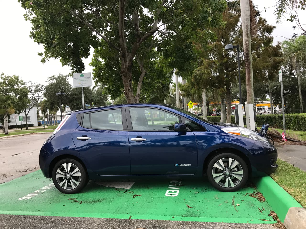 Lo cierto es que vivir con un vehículo eléctrico en Estados Unidos aún no es una tarea fácil. A menos que se viva en California o en alguno de los 
<b>estados CARB</b>, llamados así por seguir la normativa ambiental establecida por la 
<b><a href="https://www.arb.ca.gov/homepage.htm" target="_blank">California Air Resources Board (CARB</a></b>
<a href="https://www.arb.ca.gov/homepage.htm" target="_blank">)</a>, la infraestructura para la carga de los vehículos es escasa y deficiente. 
<br>