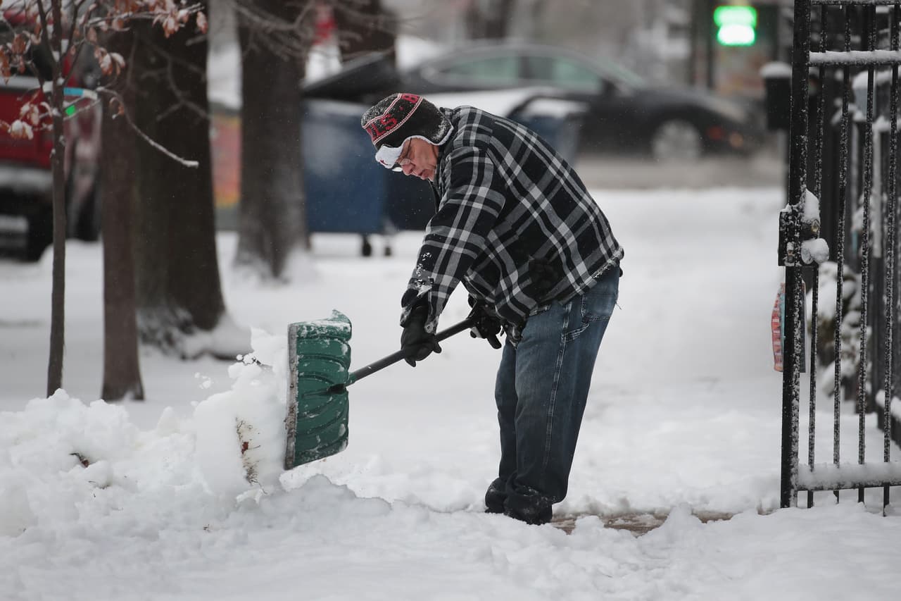 Los residentes de Humboldt Park excavan después de una tormenta de nieve.