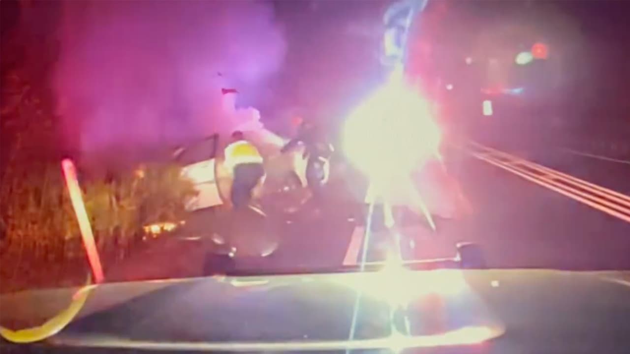 Oficiales de Nueva Jersey rescatan a conductor atrapado en auto envuelto en llamas