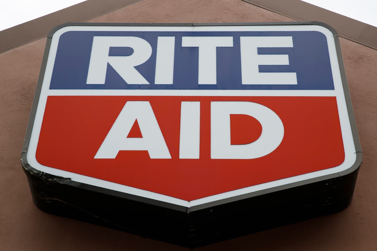 <b>Rite Aid:</b>
<br>Según Moody's la cadena de tiendas tiene una calificación crediticia de Caa1 y una tendencia a la baja.
<br>La compañía está en una especie de parálisis ya que no es lo suficientemente grande como para representar una gran amenaza para sus rivales, pero tampoco es lo suficientemente ágil o rica como para reinventarse. La cadena tiene unas 2,500 tiendas en 19 estados, con más de 51,000 asociados.
<br>