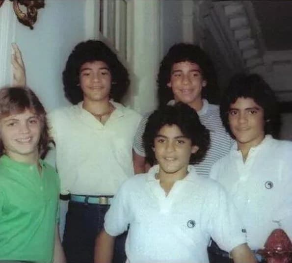 Llegó al grupo "Menudo" a finales de 1979 a la edad de 12 años. Sustituyó a Carlos Javier Meléndez, fundador del grupo y hermano de Ricky Martin.