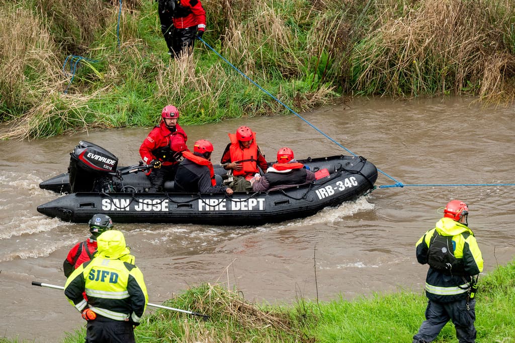 Rescatistas fueron en busca de las personas sin hogar a las orillas del río Guadalupe, en San José, para llevarlos a un albergue.
