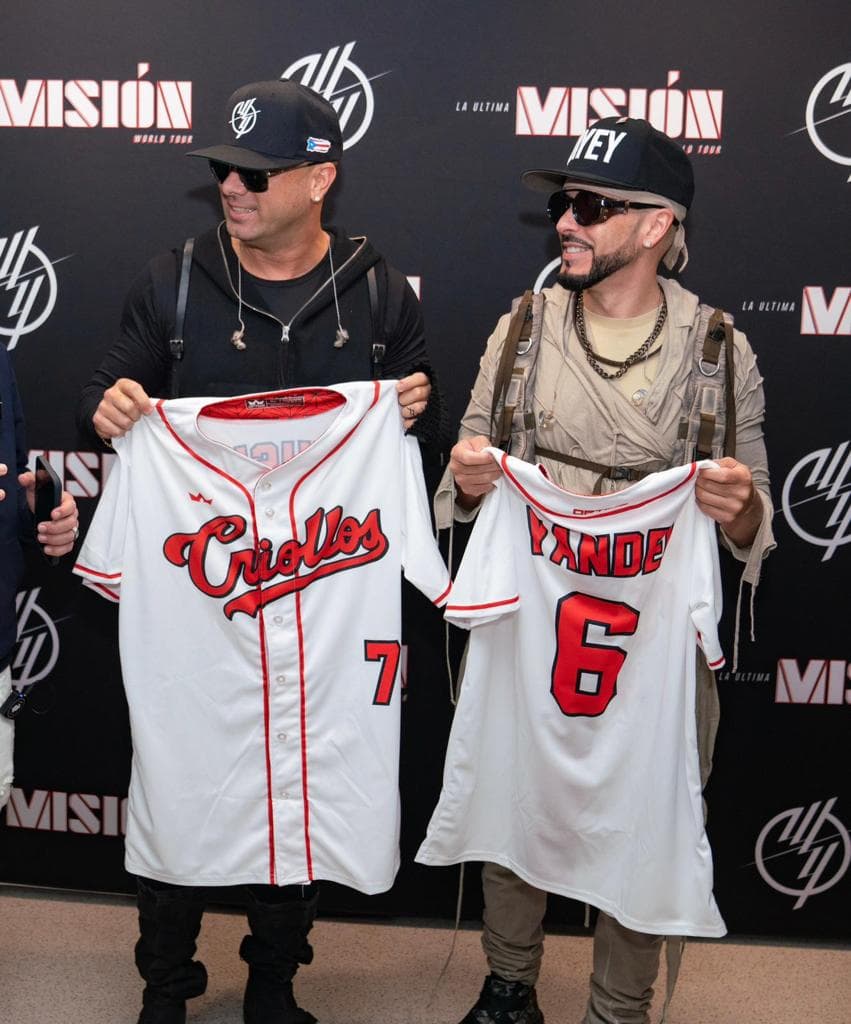 'El Dúo de la historia', 
<b>Wisin y Yandel</b>, luego de varios años de negociaciones, finalmente en 2022 lograron ser co–apoderados de los Criollosde Caguas, los máximos campeones de la Liga de Béisbol Profesional de Puerto Rico.