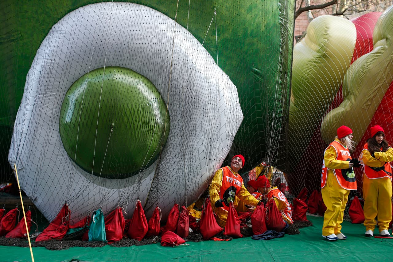 Inflar los globos es una tarea de horas. Esta imagen ayuda a tener una idea de su enorme tamaño.